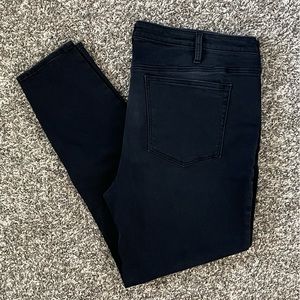 Silver “Most Wanted” Mid-Rise Skinny Jeans in Black Plus SZ22/L29